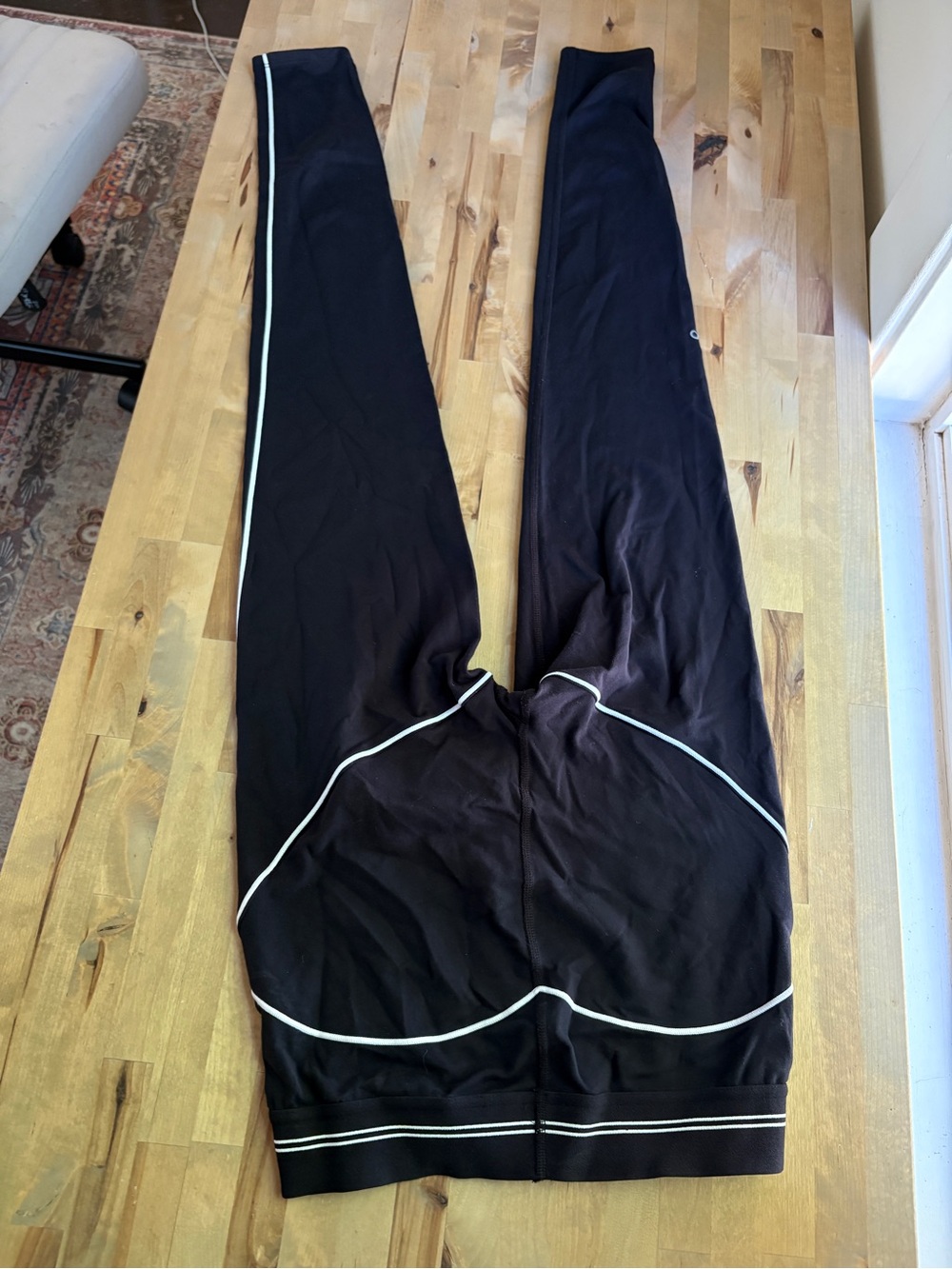 ALO Yoga Black Leggings with White Piping - Picture 9 of 9